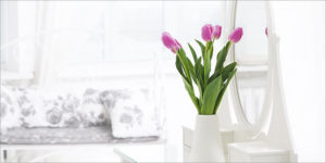 Un living luminoso con freschi tulipani fucsia