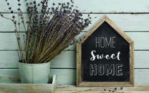 Della lavanda e una lavagna con scritto Home sweet home