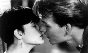 Lo struggente bacio di Patrick Swayze e Demi Moore in Ghost - Fantasma 