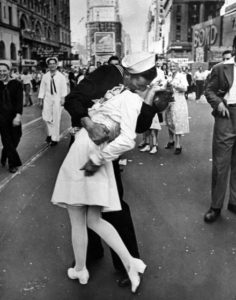 A Time Square un marinaio e una ragazza si baciano con la gioia di chi sa di essere vivo