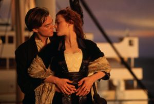 Il bacio tra Jack e Rose sulla prua del Titanic al tramonto
