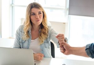 Una ragazza determinata batte il cinque con un collega