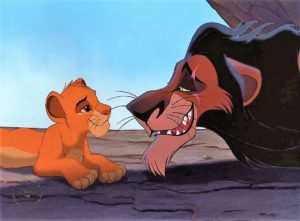 Lo zio Scar e il nipote Simba parlano tra loro all'interno della loro tana e sullo sfondo il cielo azzurro