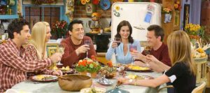 La tavolata degli amici nel telefilm cult "Friends" con Jennifer Aniston