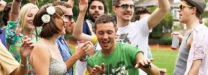Alcuni giovani festeggiano in allegria in un parco