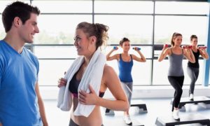 Un ragazzo e una ragazza si conoscono in palestra e iniziano a parlare