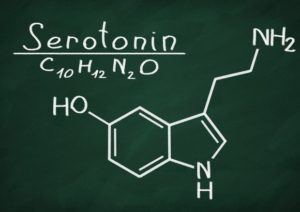 La formula chimica della serotonina scritta col gesso alla lavagna