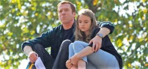 Un padre abbraccia e tiene stretta a sé la figlia adolescente perché superi tristezze e insicurezze
