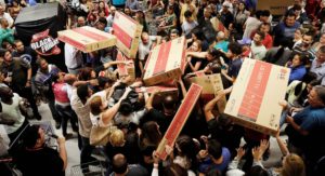 Persone ammassate e in lotta tra loro per accaparrarsi i prodotti durante il black friday