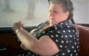 Il celeberrimo tiè o gesto dell'ombrello della Sora Lella Fabrizi in auto