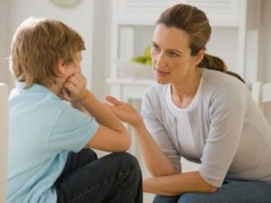 Una mamma parla con serenità e serietà al suo bambino che ascolta con attenzione