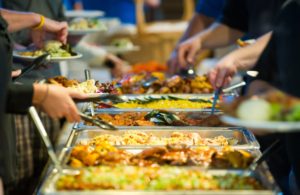 Un buffet troppo ricco con persone che tendono ad esagerare