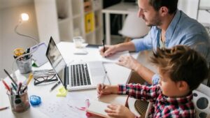 Un papà col suo bambino vivono il lockdown in famiglia lavorando e studiando da casa