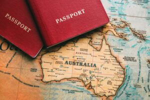 La cartina dell'Australia e due passaporti per il working holiday dei giovani adulti e la loro definizione