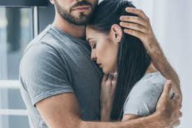 Un uomo abbraccia teneramente una donna che è nella tristezza