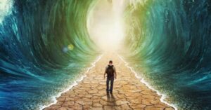 Un giovane di spalle cammina in un tunnel, vedendone la luce al fondo, con i piedi all'asciutto ma due muri d'acqua a destra e a sinistra