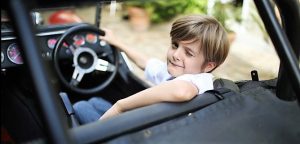 Un ragazzino alla guida dell'auto dei genitori inconsapevoli