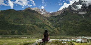 Montagne e una persona di spalle a Lunana il villaggio alla fine del mondo nel Bhutan