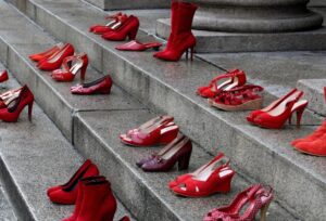 Scape rosse sui gradini, il simbolo della lotta contro il femminicidio e la violenza di genere