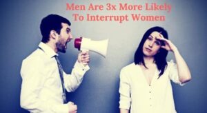Un uomo con megafono urla ad una donna "Men are 3x more to interrupt women"