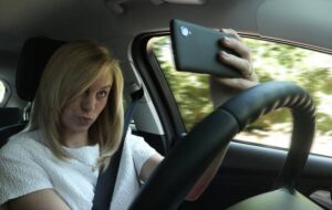 Una ragazza si riprende con un video mentre guida