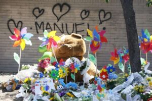 Muro con scritto Manuel con fiori, giocattoli e lettere per lui