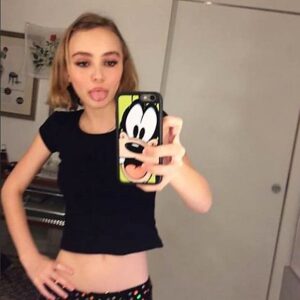 Lily Rose Deep selfie in bagno con lingua