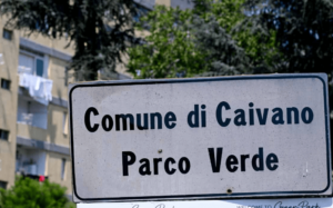 Il cartello stradale del comune di Caivano Parco Verde