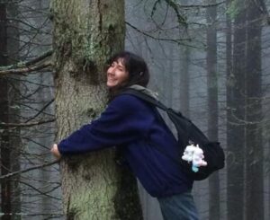 Giulia Cecchettin abbraccia un albero