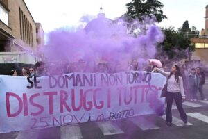 Manifestazione 25 novembre, se domani non torno distruggi tutto