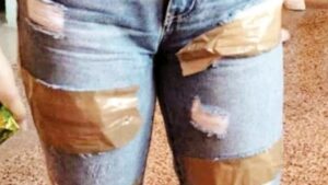 Un jeans strappato cucito con il nastro adesivo